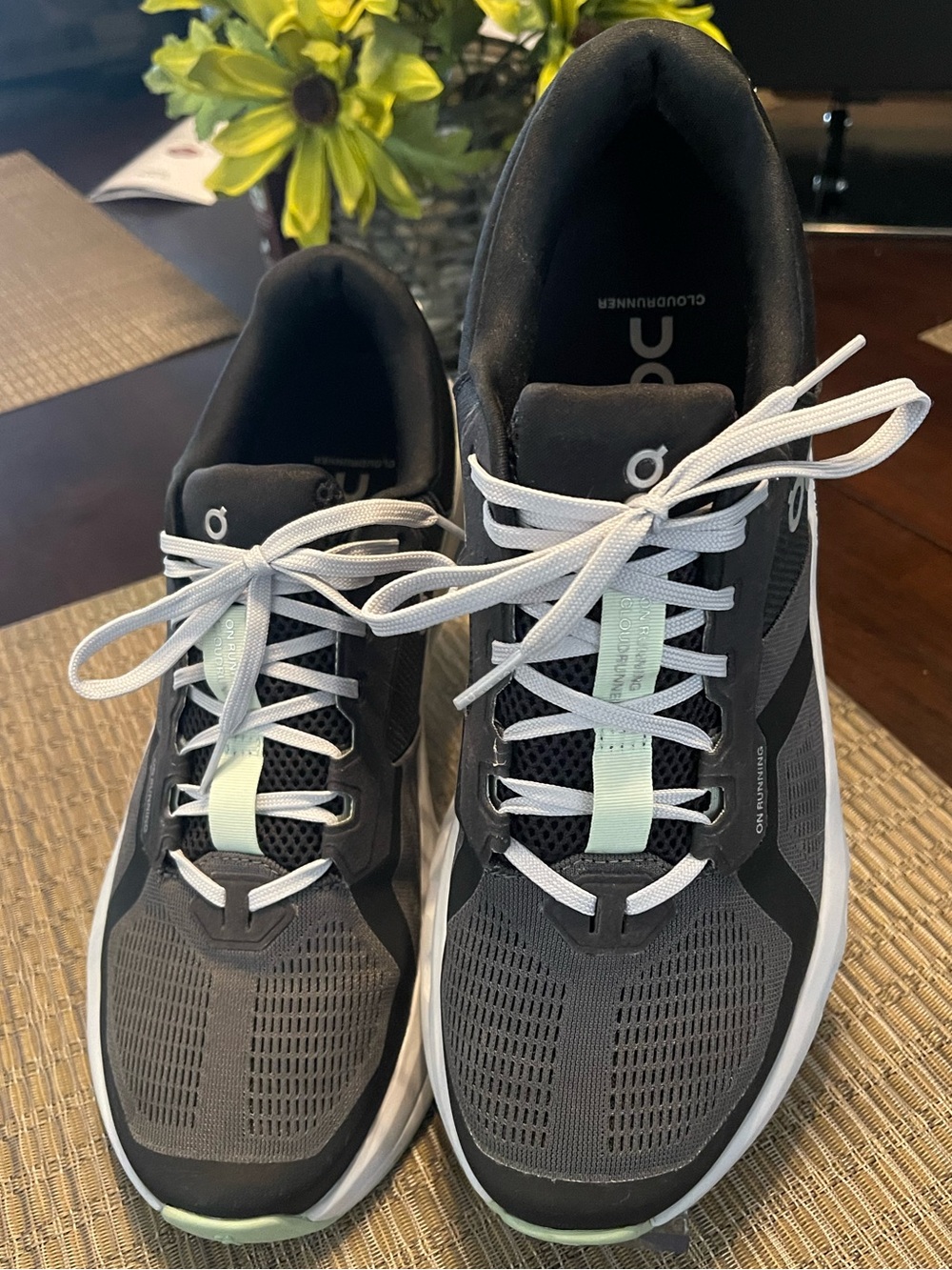 On Running Women’s Cloudrunner 2 shadow/lima size 11 - Picture 4 of 7